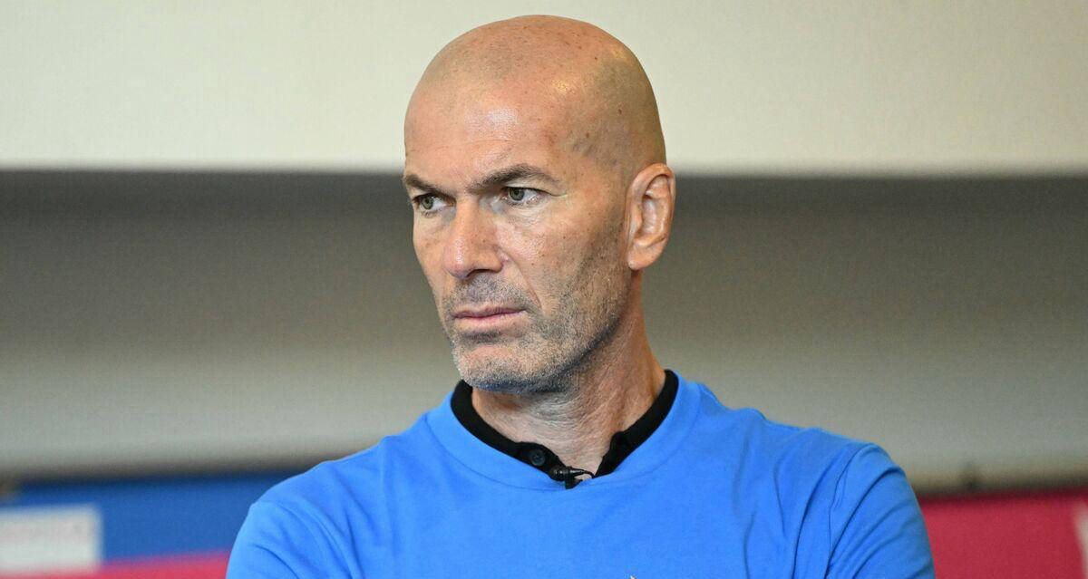 齐达内执教曼联需两大关键条件曝光!阿莫林逼宫英力士,红魔帅位悬念再升级