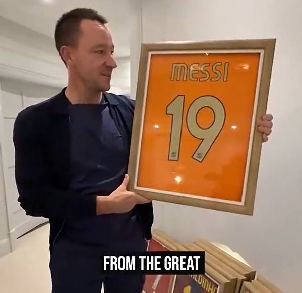 特里拍卖06年跟梅西要的球衣!为了做公益!